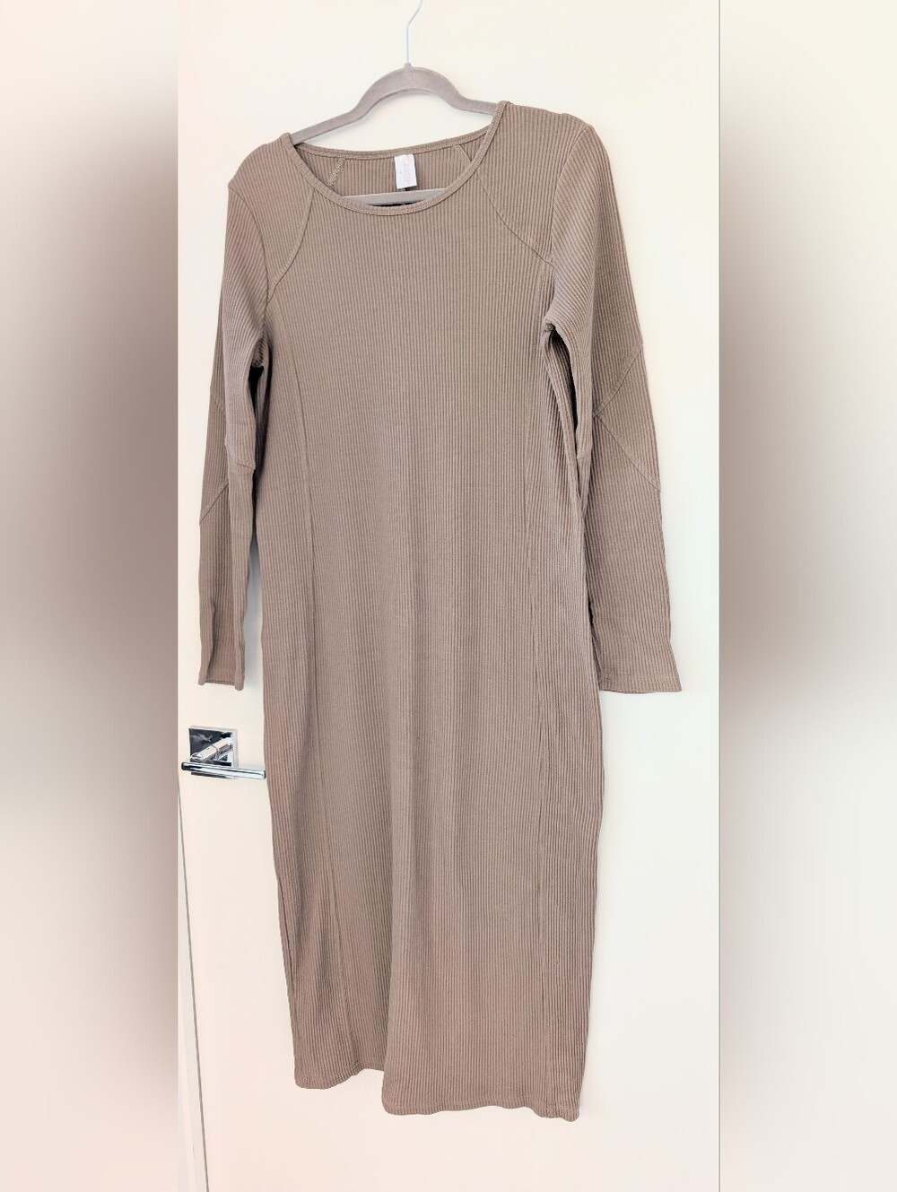 SNOGA Ribbed Long Sleeve Midi Dress in Taupe